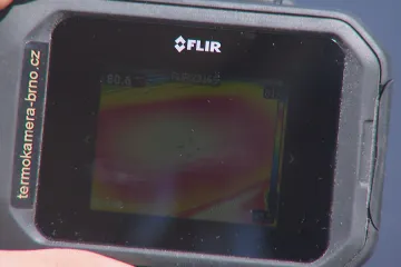 Horko v kolonách na dálnici D1. Teplota stoupala přes 60 stupňů