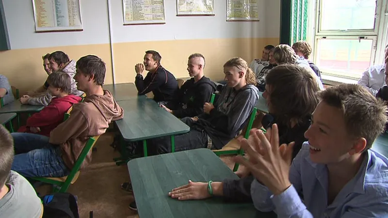 Středoškoláci v Dubně na Příbramsku si dnes vyzkoušeli věci, které se ve školách normálně nevyučují.