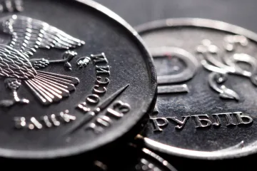 Rubl padá, oligarchové přišli o jachty, Lukoil vyzval k ukončení války 