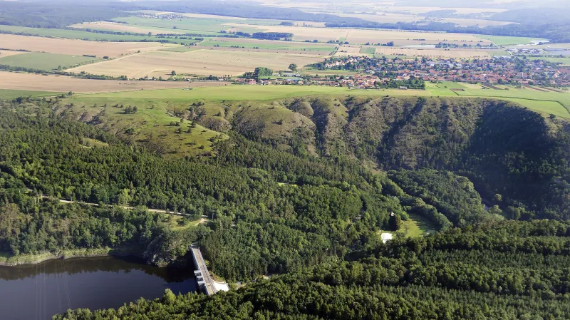 Mohelenská hadcová step s vodní nádrží Mohelno