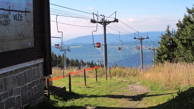 Jednosedačková lanovka jezdila na Klínovec od roku 1965 do roku 2014, před ukončením provozu byla čtvrtou nejstarší provozovanou lanovkou v Česku. Patřila k typu SL-1, který vyráběla Transporta Chrudim od 50. až do 80. let minulého století.