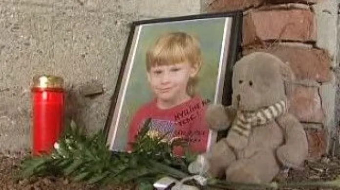 Pětiletý chlapec, kterého objevila policie v autě na Mostecku mrtvého.