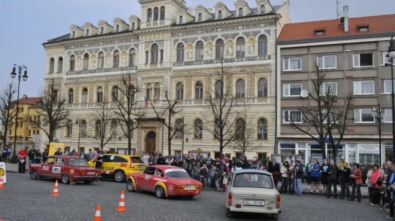 Rallye Praha Revival - časová kontrola v Lounech