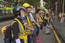 Nad životy mladých demonstrantů v Hongkongu bdí žlutí andělé. Dobrovolníci brzdí policii