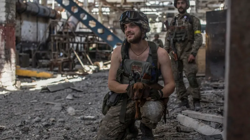 Ukrajinský voják s jezevčíkem