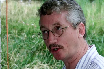 Zemřel Frans de Waal. Přírodovědec, který nás naučil, že zvířata umí závidět i cítit žal