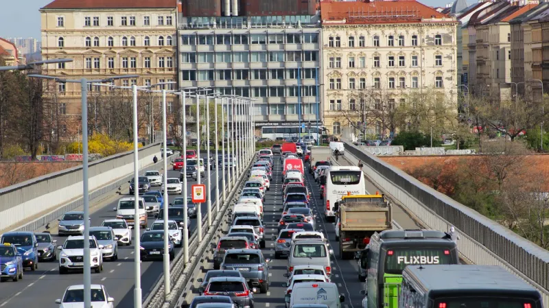 Průzkum: Pražané kritizují dopravní zácpy či parkování, s MHD jsou spokojeni
