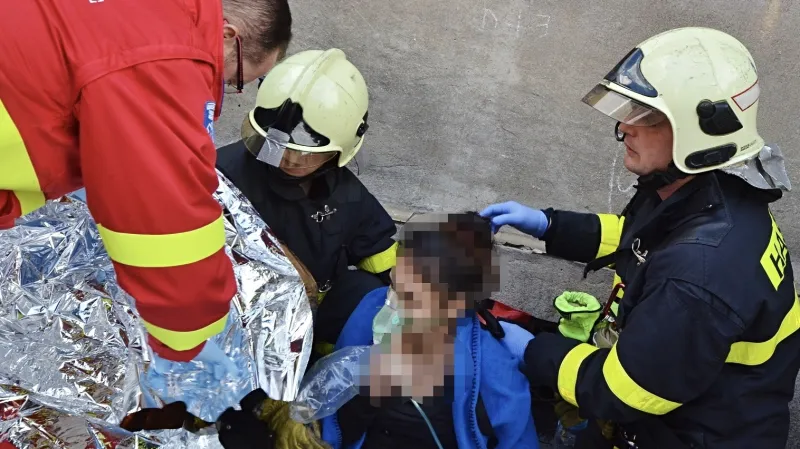 Hasiči z hořícího domu zachránili osm lidí