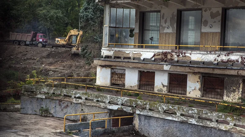 Stavební přípravy na pozemku začaly už letos na jaře velkým úklidem a prořezáním divoké vegetace. Pokračují práce s odstraňováním kabřincového obkladu a nových povrchů na fasádě.