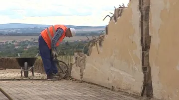 Dělníci bourají zdi v okolí rotundy