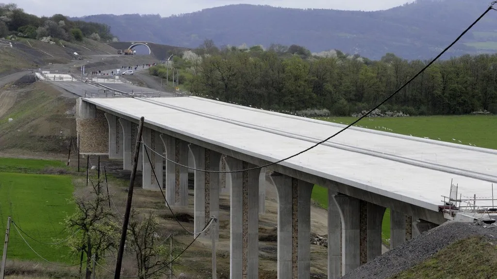Stavba mostu na dálnici D8