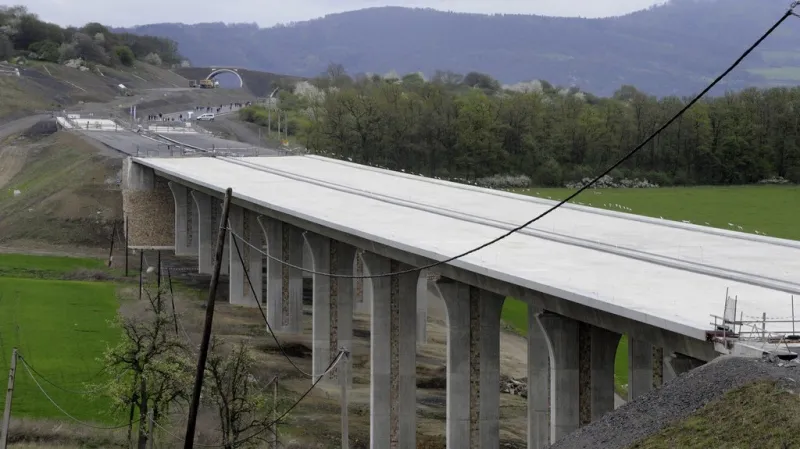 Stavba mostu na dálnici D8