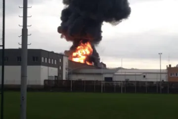 Požár zasáhl v Kralupech nad Vltavou sklad, oheň už dostali hasiči pod kontrolu