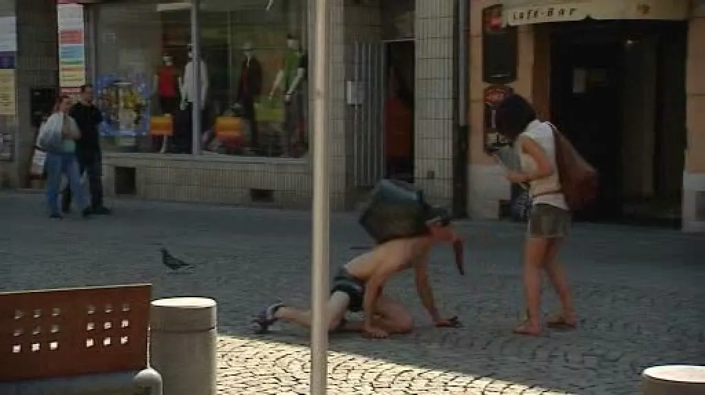 Anonymous Performance v ostravských ulicích