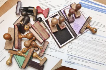 Při zaměstnávání cizinců z neunijních zemí firmy odrazuje papírování