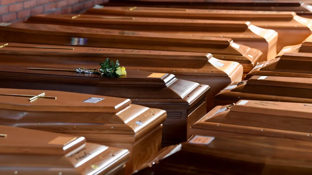 Rakve Italů, kteří zemřeli kvůli nákaze koronavirem