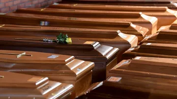 Rakve Italů, kteří zemřeli kvůli nákaze koronavirem