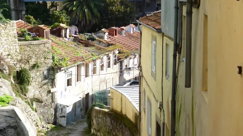 Typická ulice Porta s polorozpadlými domy