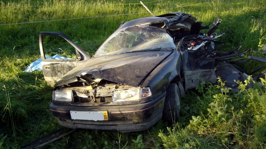 Auto po střetu s vlakem