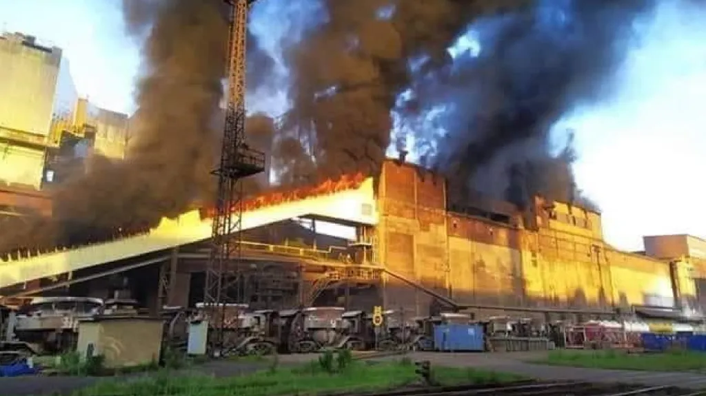 Požár střechy v hutním podniku ArcelorMittal v Ostravě