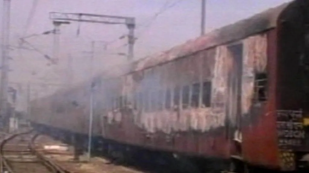 Indický vlak zničený ohněm