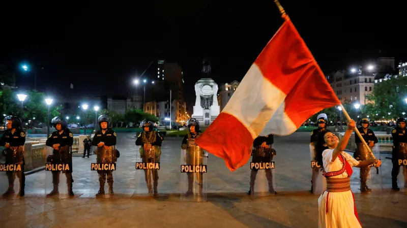 Protest proti nové peruánské prezidentce Dině Boluarteové