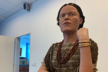 Odborníci vrátili tvář bohaté dívce z doby bronzové. Zdobí ji i repliky jejích šperků