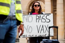 Pandemie ve světě: Ve Francii zavedli covidové pasy, Američané chtějí povinně očkovat armádu