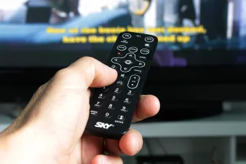 Konec bojů o televizní ovladač. Je tu technologie přepínání očima