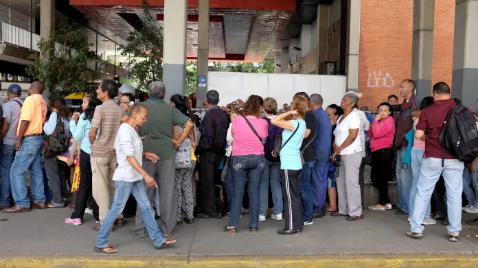 Fronta lidí před supermarketem v Caracasu na snímku z listopadu 2018