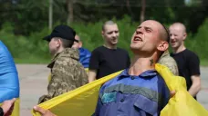 Ukrajinští váleční zajatci propuštění během výměny mezi Ukrajinou a Ruskem
