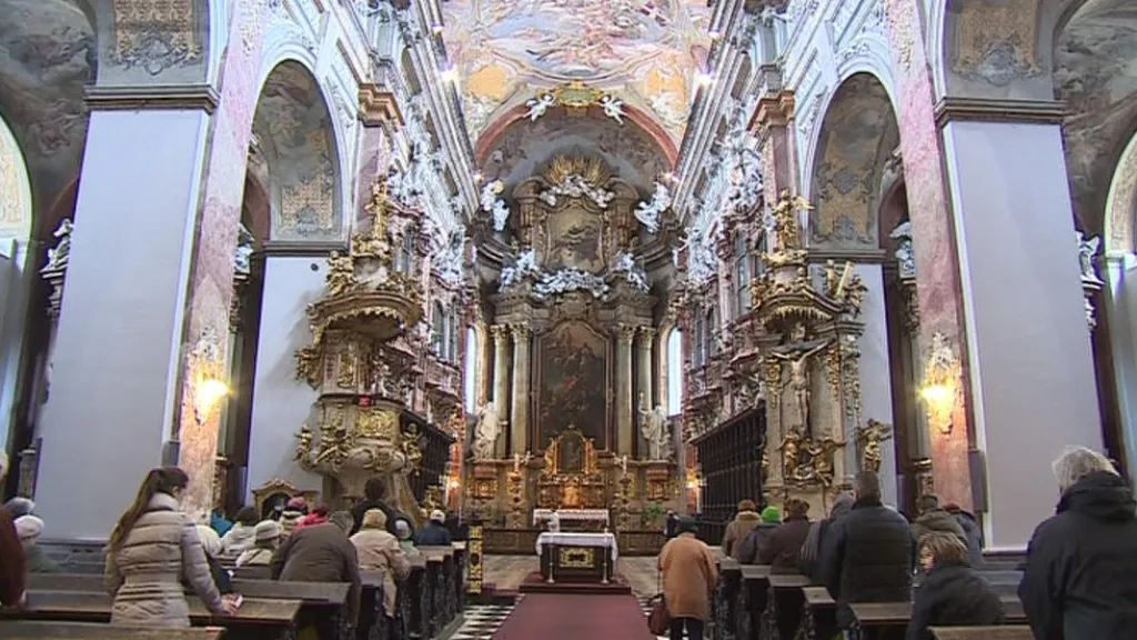 Interiér kostela Nanebevzetí Panny Marie v Brně při mši