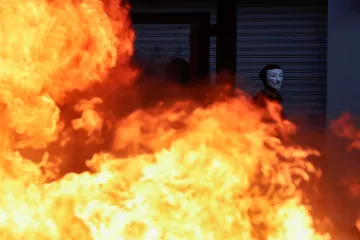 V Santiagu de Chile poprvé od pádu Pinocheta hlídkují vojáci. Tři lidé uhořeli, platí noční zákaz vycházení