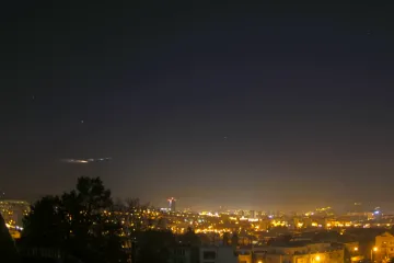 Jako požár na nebi. Češi mohli zpozorovat zánik části rakety Falcon 9