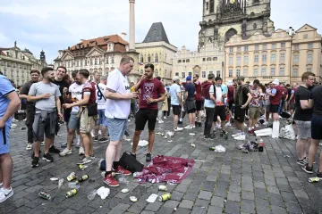 Dvěma fanouškům soud kvůli výtržnictví uložil podmínky a pokuty. Dalšího policie viní z násilí proti úřední osobě