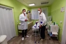 Po operaci kyčlí nebo kolene se pacienti v Šumperku postaví hned na nohy a brzy odejdou domů