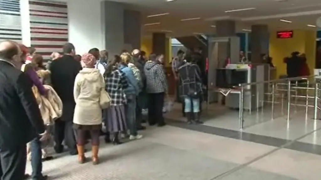 Čekající návštěvníci justičního paláce