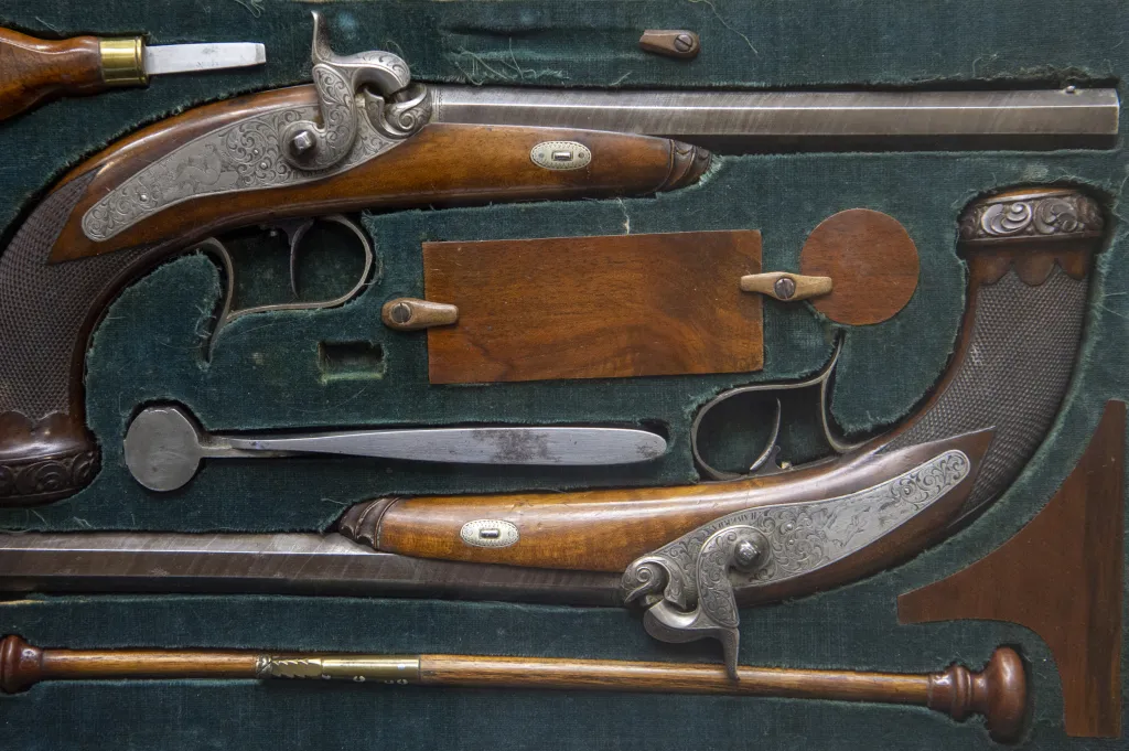 Loveckou tradici zpřítomňují kulovnice, kuše, tesák i vak na broky, práci se dřevem takzvané mejšláky, pantofle s dřevěnou podrážkou a koženým svrškem. Lidé poznají i knihtiskaře Johanna Steinbrenera