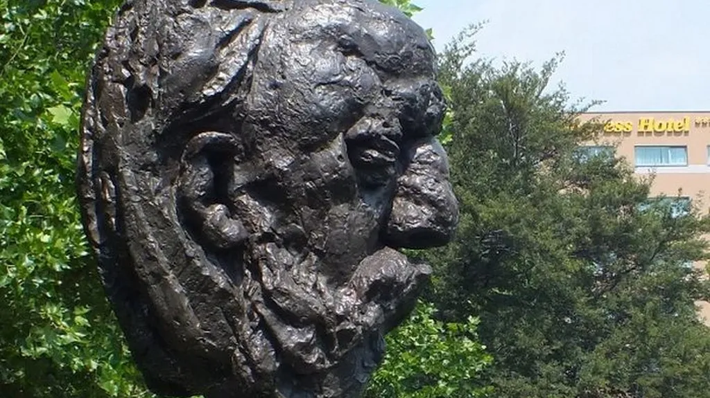 Busta Bedřicha Smetany ze Smetanových sadů