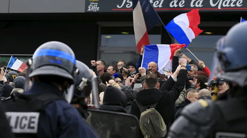 Piquemal v davu demonstrantů proti islámu