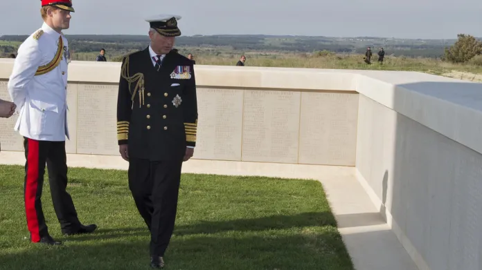 Princ Harry a princ Charles u pomníků padlých na Gallipoli