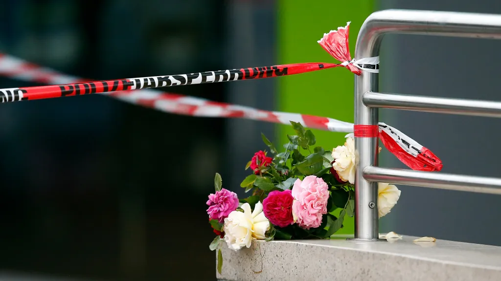 Květina u místa střelby v Mnichově