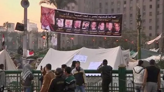 Demonstranti náměstí Tahrír neopouštějí