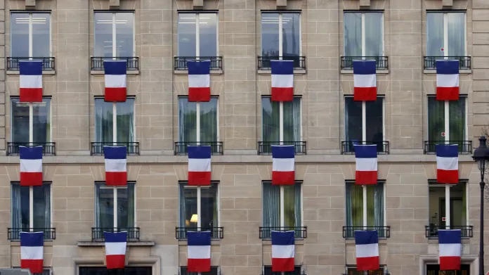 Pieta za oběti terorismu: Paříž v barvách trikolory