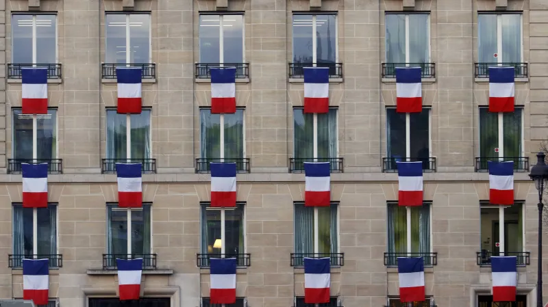 Pieta za oběti terorismu: Paříž v barvách trikolory