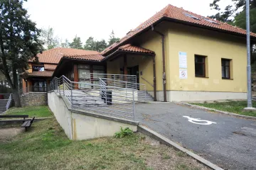Před třiceti lety ministři a poslanci uzákonili zrušení smluv o užívání nemovitostí KSČ a svazu mládeže