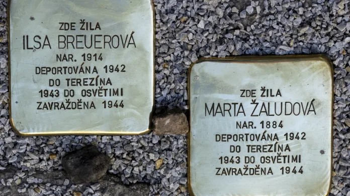 Kameny zmizelých v Českém Krumlově připomínají Martu Žaludovou a Ilsu Breuerovou