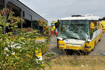 Na Znojemsku se srazily autobusy, čtyřicet lidí se zranilo