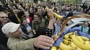 Stovky Poláků vyšly do ulic, aby protestovaly proti cenzuře poté, co byla z Národního muzea odstraněna instalace „Consumer Art“ od Natalie LL z roku 1973. Ukazuje mladou ženu smyslně konzumující banán.
