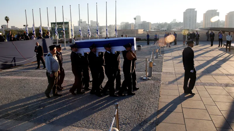 Rakev s Peresem nesla knesetská stráž